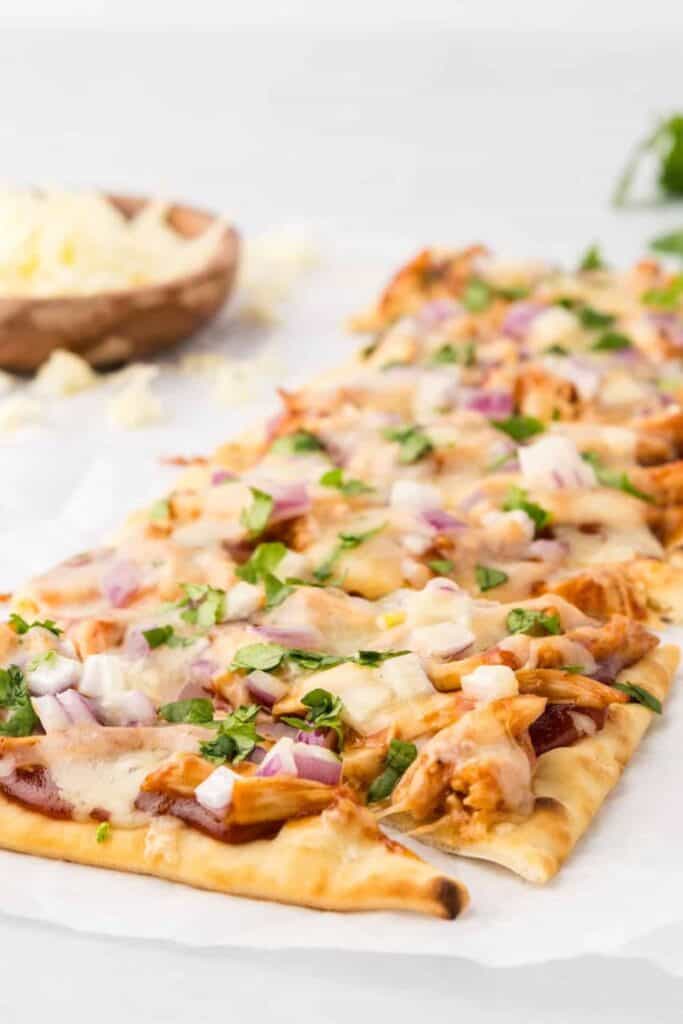 Flatbread with roasted chicken, cheese and onions. 