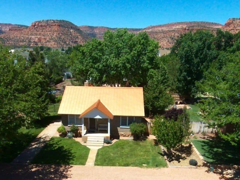 Circle R Cottage with red mountains in the background, Kanab UT