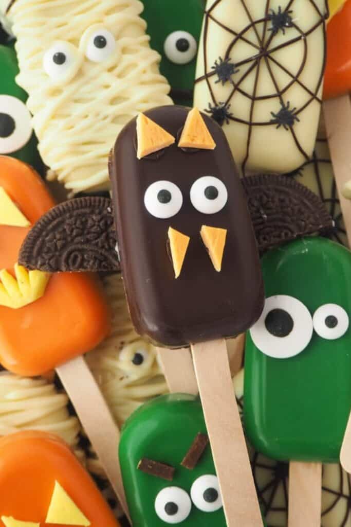 Cute Halloween cakesicles including bats, punkins, monsters, mummies. 