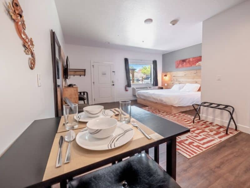 Kanab Suites table and bed.