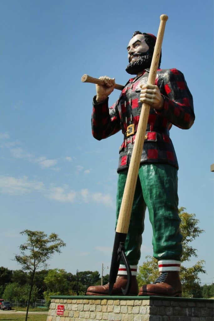 Huge Paul Bunyan Statue